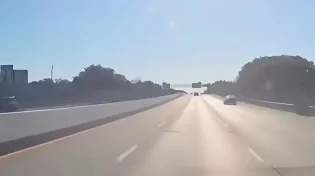 4 נתיבים, שניות ספורות, ומכונית אחת שעפה מעל הנהר של התנועה