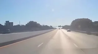4 נתיבים, שניות ספורות, ומכונית אחת שעפה מעל הנהר של התנועה