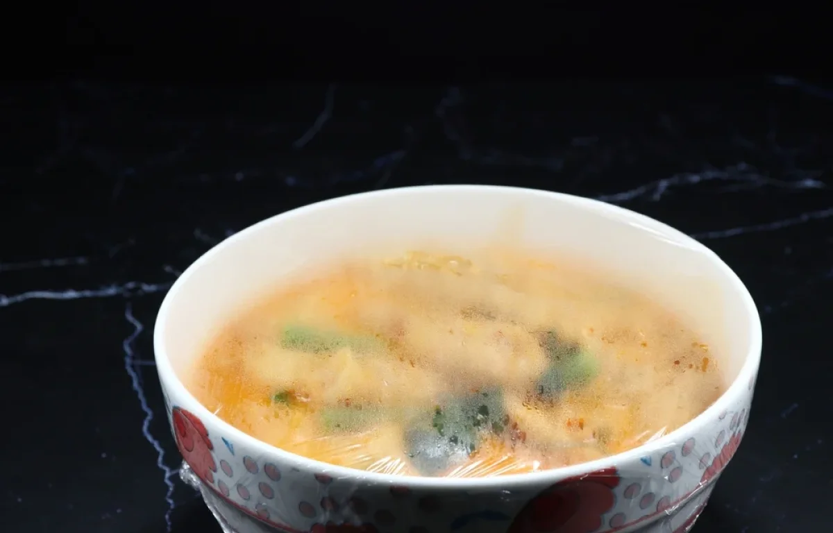 הניילון הנצמד במטבח שלכם עלול להיות הרבה פחות בטוח ממה שחשבתם