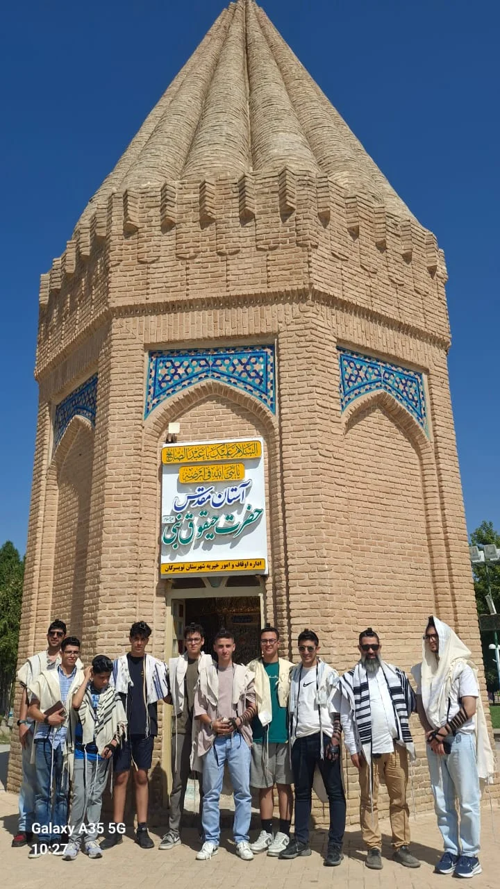 יהודים התאספו לתפילה על קברו של חבקוק הנביא