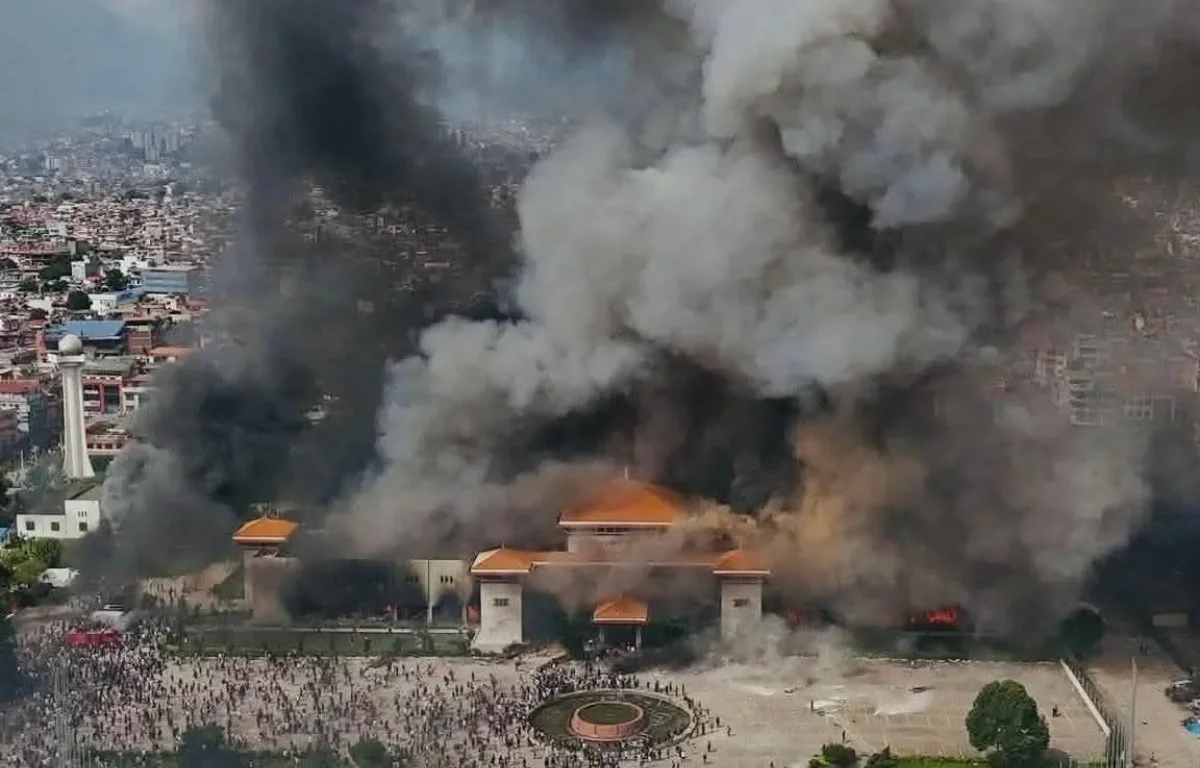 בניין הפרלמנט בנפאל עולה באש בניין הפרלמנט בנפאל עולה באש