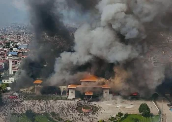 בניין הפרלמנט בנפאל עולה באש בניין הפרלמנט בנפאל עולה באש