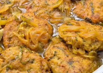 קציצות עוף רכות בתוך רוטב זהוב: המנה שתרצו לאכול ישר מהסיר