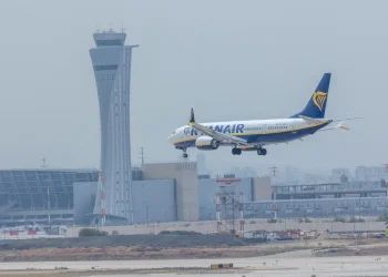 מטוס מחברת ריינאייר