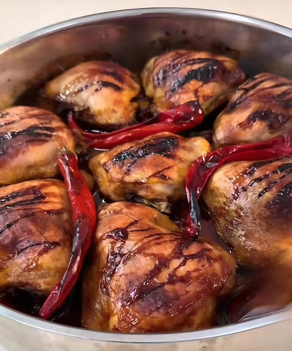 המתכון שעושה את הבלתי ייאמן: עוף אחד – והבית מתמלא בריח של חיבוק