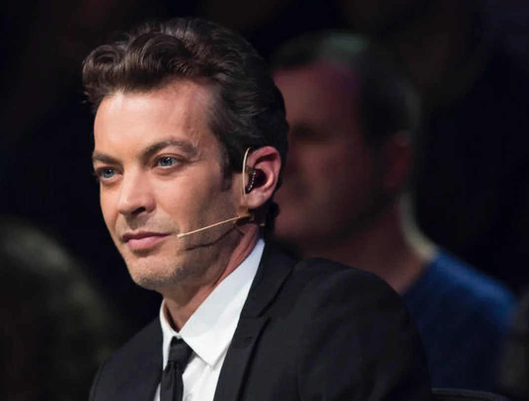 הזמר המפורסם עבר מהפך: מלהקות וחיי לילה, לתפילין, אמונה ושליחות הזמר המפורסם עבר מהפך: מלהקות וחיי לילה, לתפילין, אמונה ושליחות