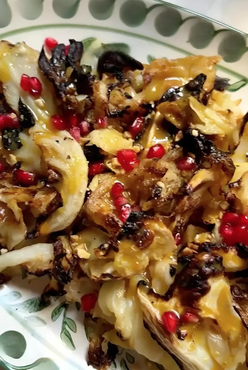 כל ביס חגיגה: סלט כרוב צלוי עם בוטנים ורימון, ממכר וקל להכנה