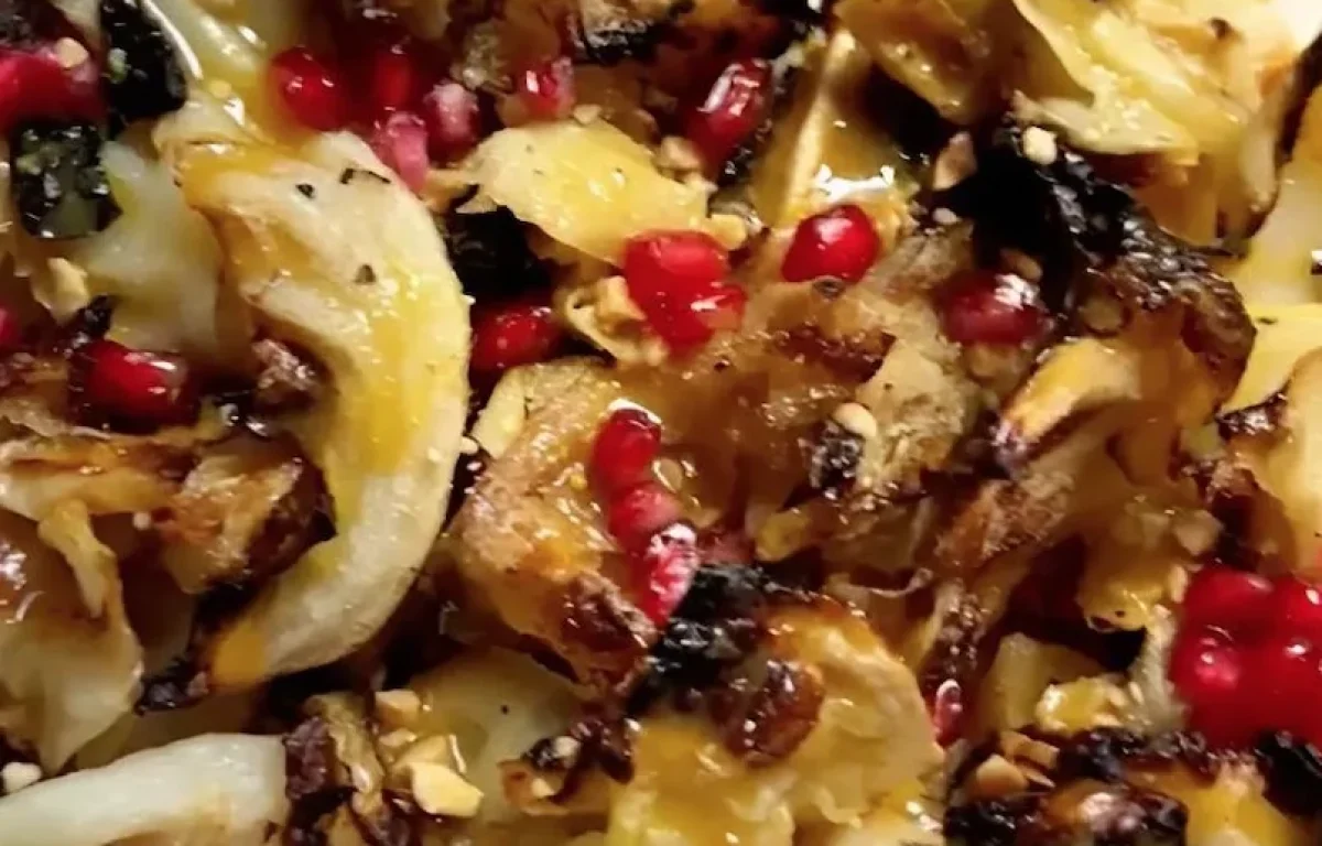 כל ביס חגיגה: סלט כרוב צלוי עם בוטנים ורימון, ממכר וקל להכנה