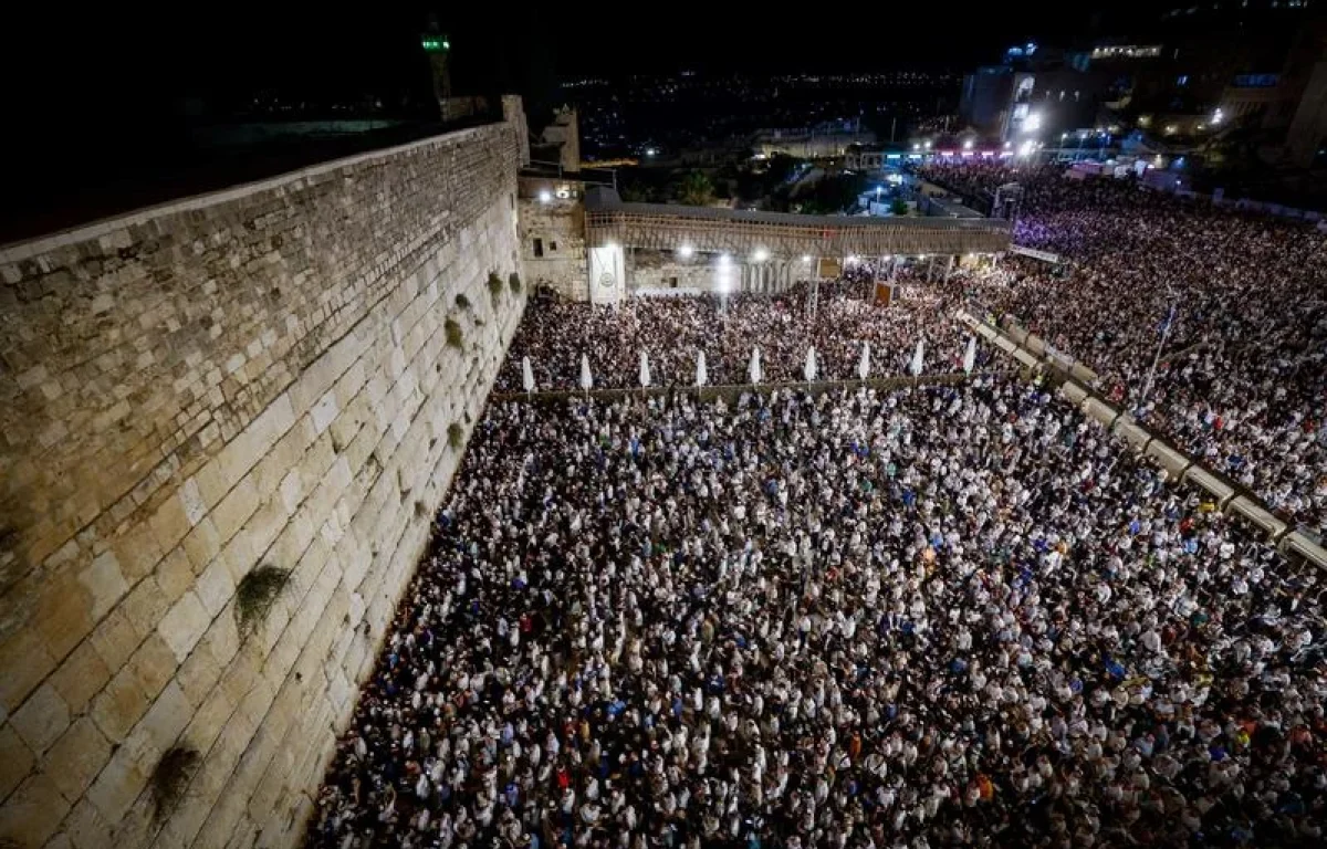 רבבות באמירת סליחות בכותל (אילוסטרציה. צילום: Chaim Goldberg/Flash90)