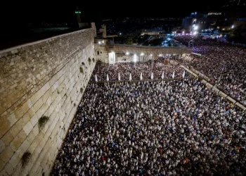 רבבות באמירת סליחות בכותל (אילוסטרציה. צילום: Chaim Goldberg/Flash90)