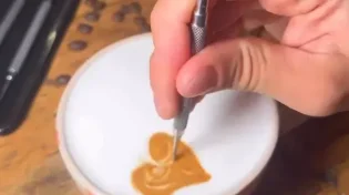 לא תאמינו מה הוא מצליח לצייר על כוס קפה אחת