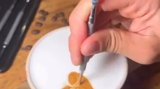 לא תאמינו מה הוא מצליח לצייר על כוס קפה אחת