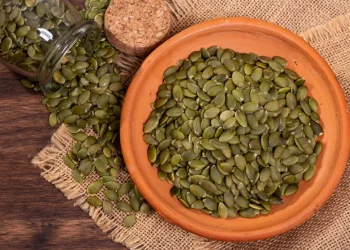 הישראלים אוכלים אותו לא נכון: הגרעין הקטן עם הערך הגדול הישראלים אוכלים אותו לא נכון: הגרעין הקטן עם הערך הגדול