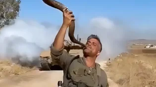 בין סליחות לפקודות: חייל תוקע בשופר בכניסה לרצועה