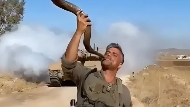 בין סליחות לפקודות: חייל תוקע בשופר בכניסה לרצועה