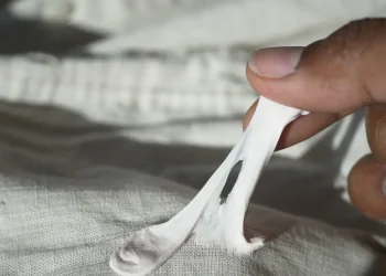 מסטיק על הבגד? הפתרון הקפוא שיציל את הפריט האהוב