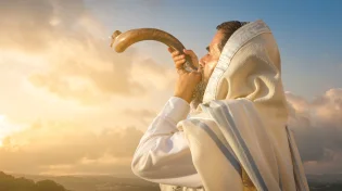 קול שחודר ללבבות: למה דווקא קול השופר הפשוט הוא הדרך לשוב אל ה'?