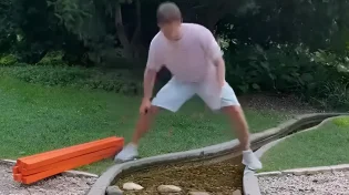 צפו: הוא בנה בחצר הבית 'גשר דה וינצ'י' תוך שניות והשאיר את כולם פעורי פה