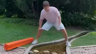 צפו: הוא בנה בחצר הבית 'גשר דה וינצ'י' תוך שניות והשאיר את כולם פעורי פה
