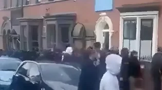 כנופיות מוסלמים מסתובבות ברחובות לונדון בחיפוש עימותים