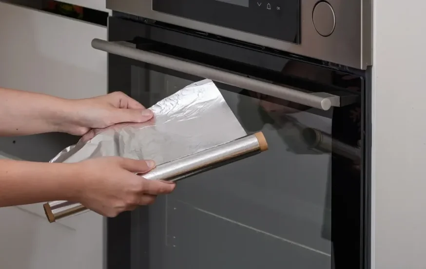 חושבים שנייר כסף שומר על התנור? בדיוק להפך חושבים שנייר כסף שומר על התנור? בדיוק להפך