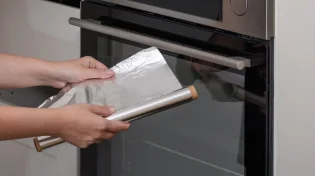 חושבים שנייר כסף שומר על התנור? בדיוק להפך