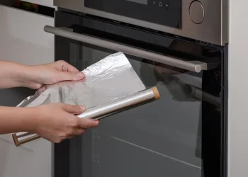 חושבים שנייר כסף שומר על התנור? בדיוק להפך