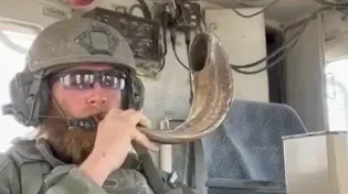 ואנחנו בשם ה': חייל צה״ל תוקע בשופר מתוך ה־D9 בעזה