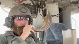 ואנחנו בשם ה': חייל צה״ל תוקע בשופר מתוך ה־D9 בעזה
