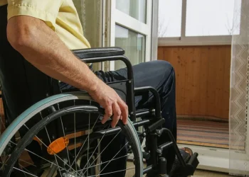 קשישים במצוקה: "עבדתי כל החיים, ובזקנה אני נאלץ לבחור בין אוכל לתרופות" קשישים במצוקה: "עבדתי כל החיים, ובזקנה אני נאלץ לבחור בין אוכל לתרופות"