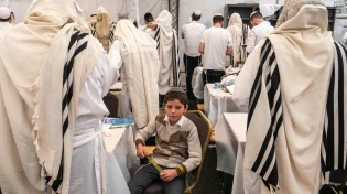 תאמינו? תפילה קצרה של אמא בבית בימים הנוראים חזקה כמו שעות בבית הכנסת