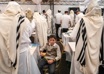 תפילה קצרה של אמא בבית בימים הנוראים חזקה כמו שעות בבית הכנסת