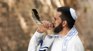 הרב יהונתן ענבה מסביר: מה באמת שומעים בתקיעת השופר בראש השנה?