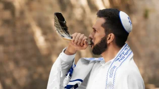 הרב יהונתן ענבה מסביר: מה באמת שומעים בתקיעת השופר בראש השנה?
