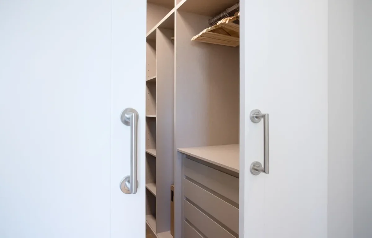 "לא הייתה לנו דרך להתגונן בבית": סטודנט ישראלי פיתח ארון בגדים שהופך למרחב מוגן