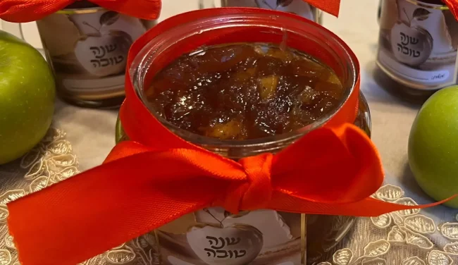הרב ארז קדוסי חושף: הסוד בתפוח שמביא שפע ומדוע לא כל דבש מתאים לראש השנה