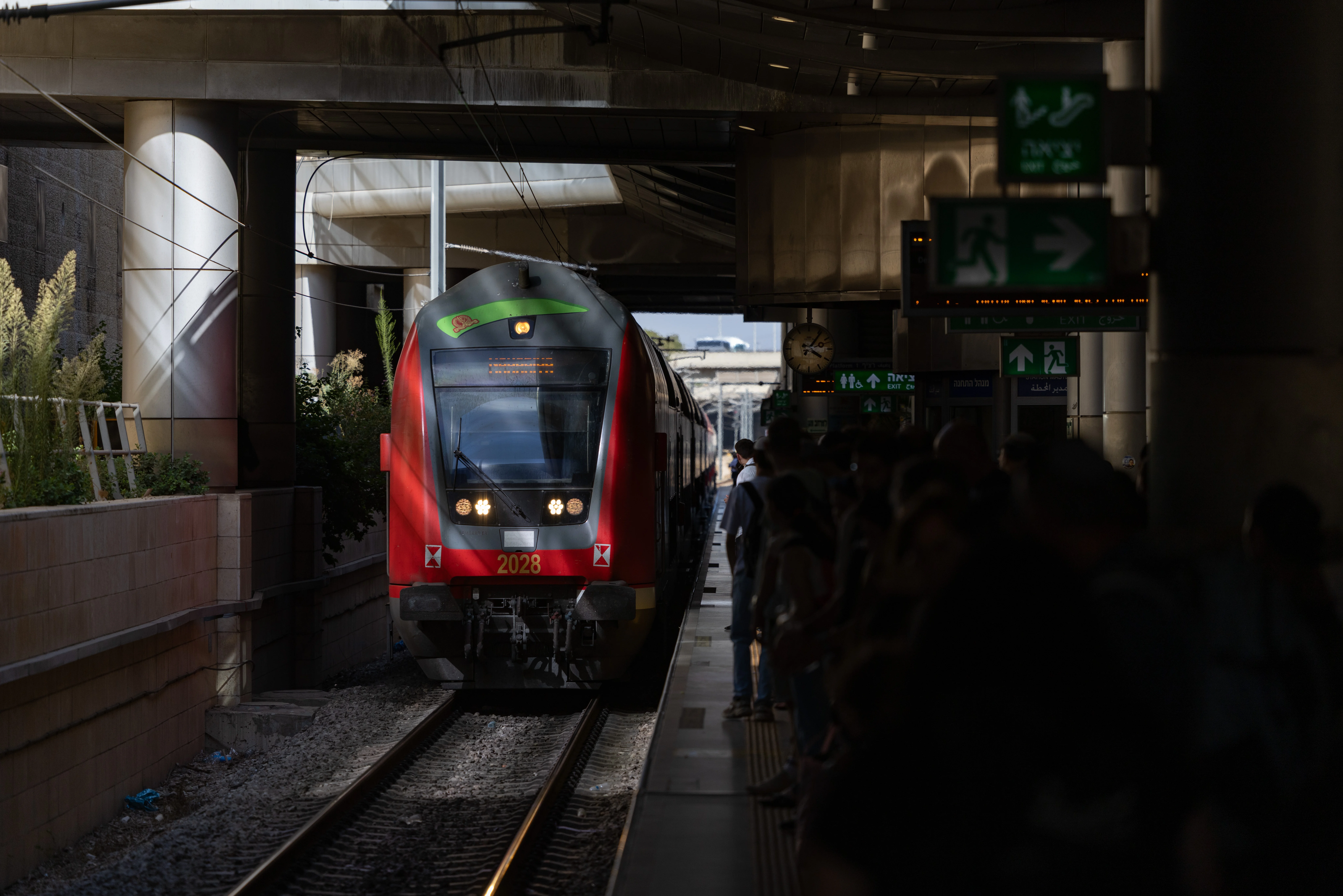תתכוננו: בקרוב תהיה לכם קליטה סלולרית רציפה גם במנהרות של הרכבת
