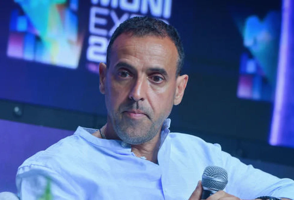 מהשבי לצמרת: ספרו של אלי שרעבי שובר שיאים ומקבל עיטור נדיר