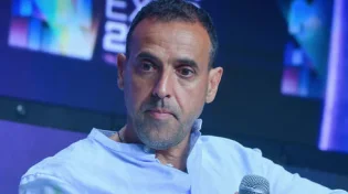 מהשבי לצמרת: ספרו של אלי שרעבי שובר שיאים ומקבל עיטור נדיר