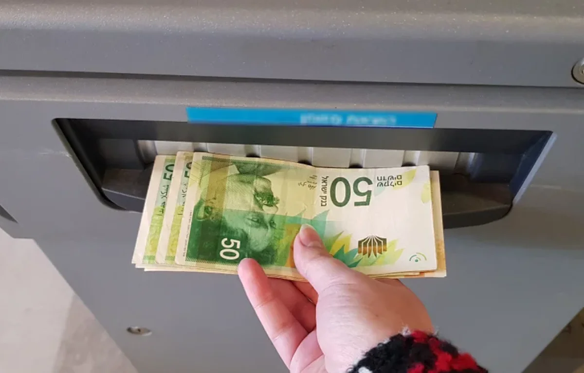 הבנקים חוגגים ואתם תשלמו את הריבית: דחיית השכר שתעלה לכם ביוקר