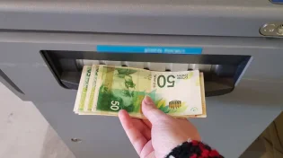 הבנקים חוגגים ואתם תשלמו את הריבית: דחיית השכר שתעלה לכם ביוקר