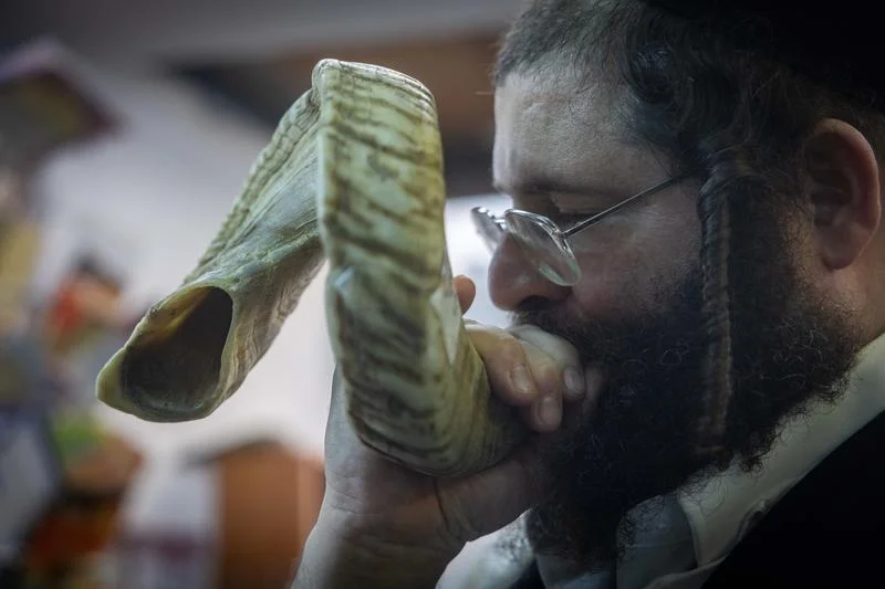 ערב ראש השנה: 12 הסגולות של הרב ארז קדוסי לפתיחת שערי שמים ערב ראש השנה: 12 הסגולות של הרב ארז קדוסי לפתיחת שערי שמים