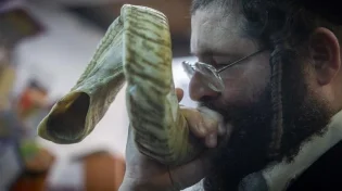 ערב ראש השנה: 12 הסגולות של הרב ארז קדוסי לפתיחת שערי שמים