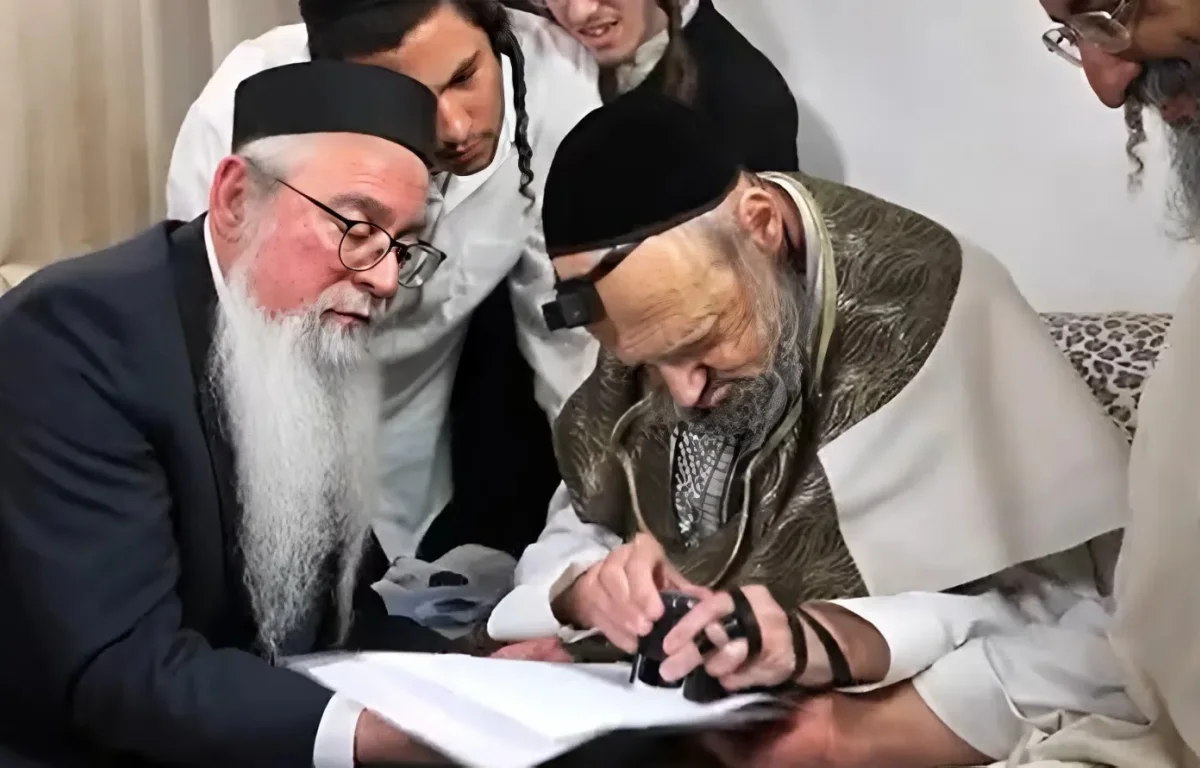 הרב דוב קוק שליט"א בחתימת קודשו