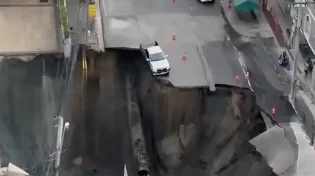מצלמות תיעדו את הרגע שבו הכביש פשוט נעלם: בולען עצום בלע רחוב שלם בבנגקוק