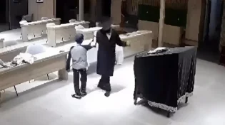 בית הכנסת היה ריק, אבל הריקוד של השליח ובנו מילא את המקום באור