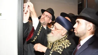 מרן הראש"ל רבי יצחק יוסף שליט"א קבע מזוזה בבית ההוראה החדש שהוקם לזכר מרן זצוק״ל