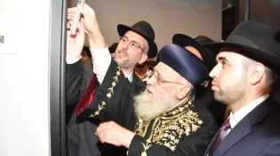 מרן הראש"ל רבי יצחק יוסף שליט"א קבע מזוזה בבית ההוראה החדש שהוקם לזכר מרן זצוק״ל