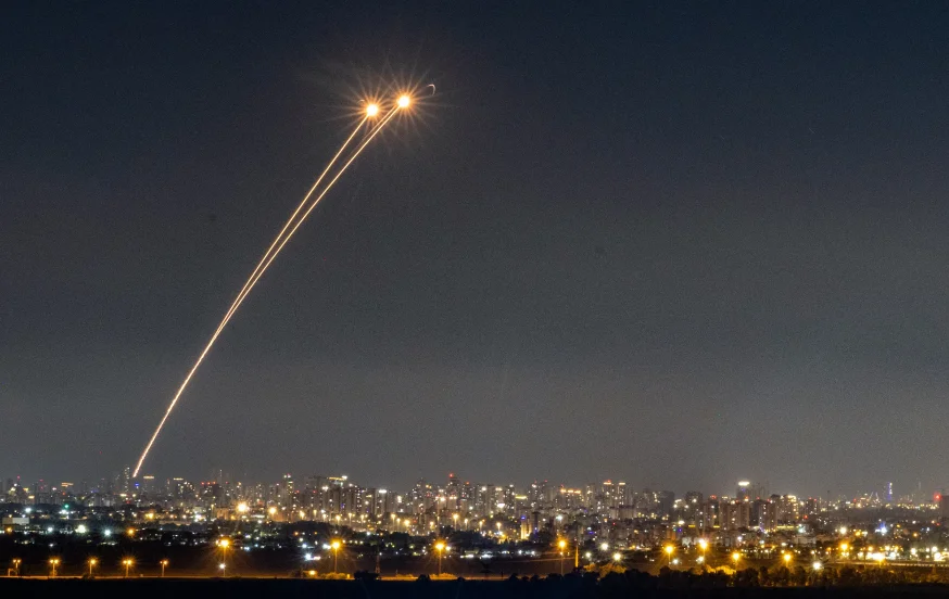 בין ראשון לשני: מערכת ההגנה האווירית יירטה טיל ששוגר מתימן בין ראשון לשני: מערכת ההגנה האווירית יירטה טיל ששוגר מתימן
