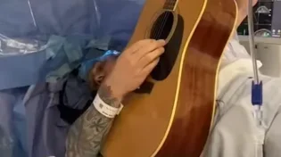 צפו: עבר ניתוח מוח נדיר כשהוא ער, מנגן בגיטרה והרופאים נדהמו מהתוצאה